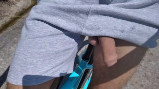 Se Monta con su Gran Polla Afuera en la Bicicleta 🚴👀, Luego se Baña Desnudo y se Corre en el Río