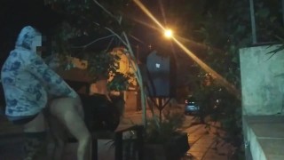 flashing desnuda por la ciudad enseña coño sexo anal en publico en la calle atrapados voyeur