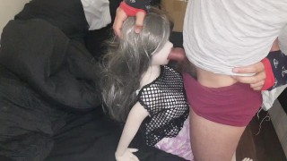 Me sorprende con una sexy blusa y una mamada inigualable