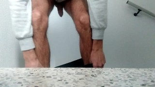 Jovencito Delgado Descarga Una Corrida Masiva En La Escalera De La Comunidad Publica de Vecinos!👀🧐
