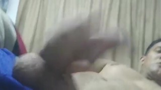 Latino colombiano con enorme polla