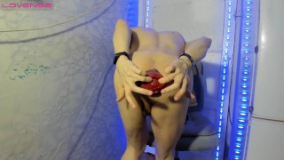 Сладкий молодой парень раздвигает ручками свои аппетитные булочки и выдавливает прямую кишку наружу