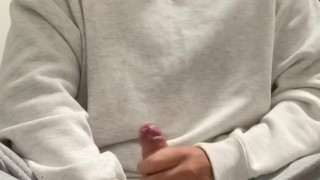 大量の精子が亀頭から飛び出して来て何発脈打っても全然収まらなくて終いには精子まみれになった手を自分で舐めまくる舐め犬と化した俺