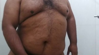 Gordinho Gozando no banheiro