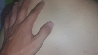 Pequeña tenn le encanta llenar su culo de polla y leche