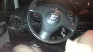 TRAGANDO LECHE DEL AMO EN SU COCHE