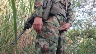 Militares colombianos expulsan semen a montones en via publica y selva. Masturbacion publica