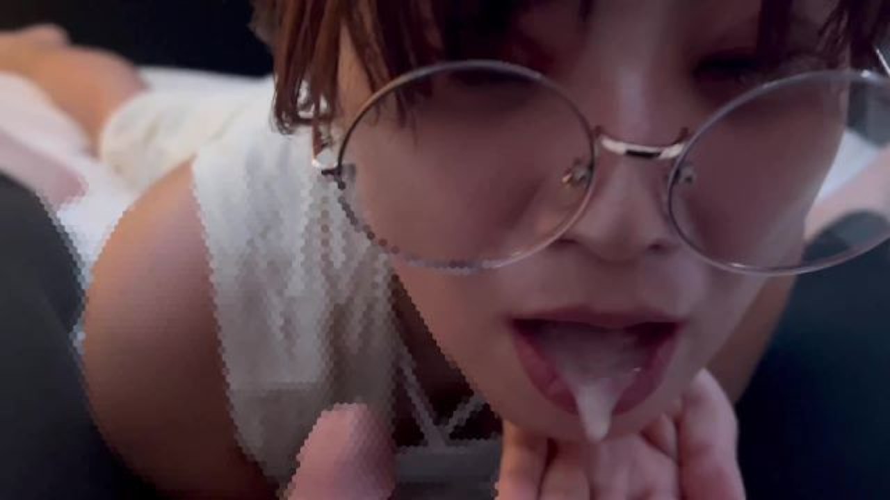 エロい音を立てながらしゃぶって大量に精子をもらうメガネ女子♡ cum in mouth japanese