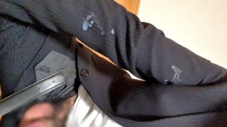 スーツリーマンが1週間ぶりのオナニーで大量射精してスーツを汚しちゃう！！【サンプル動画】