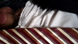 スーツリーマンが1週間ぶりのオナニーで大量射精してスーツを汚しちゃう！！【サンプル動画】