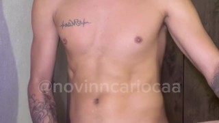 dotado realizando fetiche do cliente em colocar creme de leite na sua piroca