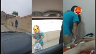 Hermoso coleccionista le da nalgas por unas latas de aluminio.
