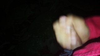 Me pierdo en el bosque y me escuentro una polla guapa y dura, gran corrida en enorme hoja verde