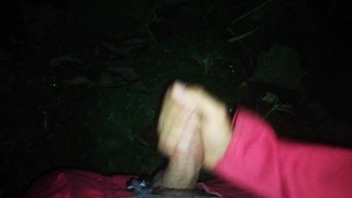 Me pierdo en el bosque y me escuentro una polla guapa y dura, gran corrida en enorme hoja verde