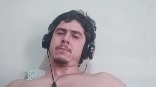 Guapo vergudo se viene a espesos chorros sobre unas grandes tetas