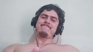 Guapo vergudo se viene a espesos chorros sobre unas grandes tetas