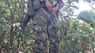 En medio de la guerra hay espacio para masturbarse, militares colombianos soldados latinos sexo real