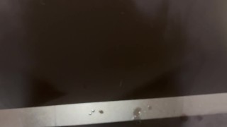 corrida en baño público