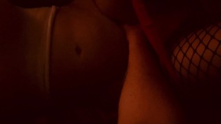 ME MASTURBO EN CASA VIENDO PORNHUB Y EL VECINO TERMINA MASAJEANDO MI CUCA