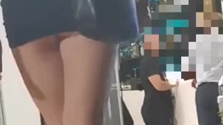 Senza slip al bar e cammino per strada