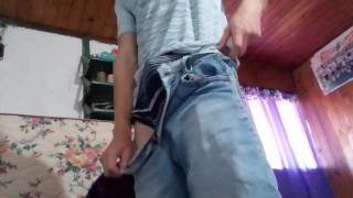 El encantador jovencito británico Shaun juega solo con su polla peluda