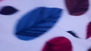 me pide que me levante la falda.