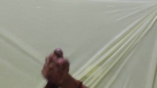 HOMBRE SE MASTURBA SU POLLA EN CASA DE SU VECINA