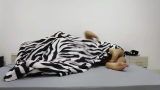 LE MIENTO A MI HERMANASTRO PARA DESCANSAR CON ÉL Y PODER FOLLARMELO PORQUE TRAIGO UNA CALENTURA INCR