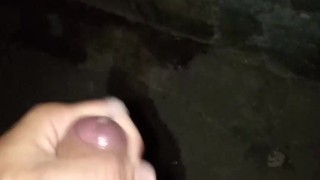 Punheta no corredor depois de uma mijada