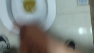 мастурбировать и кончить в клубном туалете