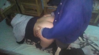 Hacia bastante frio por la noche con camperas tenemos sexo de perrito en invierno