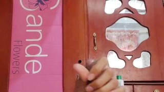 HOMBRE SE MASTURBA PARA SU HERMOSA CUÑADA