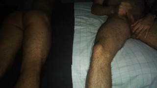 Linda puta mueve su culo y me hace venir