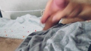 me vide sur le caleçon de mon pote 🥒