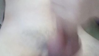 Un hombre solo masturbandose