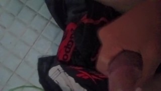 Me masturbo mientras mi amiga me ve