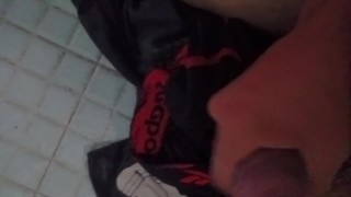 Me masturbo mientras mi amiga me ve