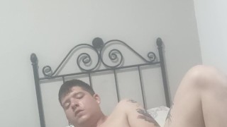 El chico virgen se hace una paja en el cuarto del hotel