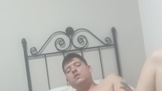 El chico virgen se hace una paja en el cuarto del hotel