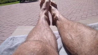 Jovencito te Enseña Sus Pies y Sus Piernas Peludas en la Piscina Pública 😝