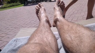 Jovencito te Enseña Sus Pies y Sus Piernas Peludas en la Piscina Pública 😝