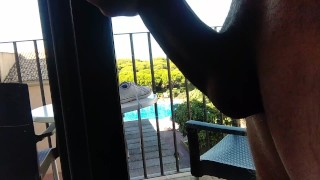 El Tío Cachondo Se Pajea Frente A La Ventana Espiando a Los Vecinos Hasta Correrse