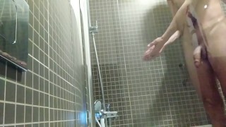 Froto mi Polla y mi Culo Con el Cristal de la Ducha,Y Hago el Helicoptero🚁 Con Mi Gran Rabo