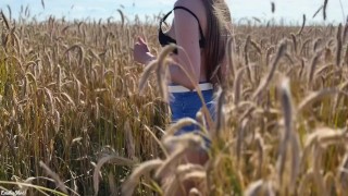 Экстремальный секс в поле. Красотка матерится и громко стонет. POV