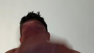 Buena paja con crema y acabo en el baño meando mis pies