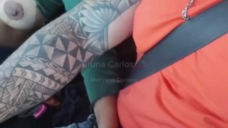 Fudi a gostosa na viagem enquanto o motorista ganhava uma punheta - Bruna Carlos, Kel Abate e Bruno