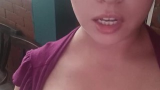 Me chupo las tetas de las ganas que tengo de follar