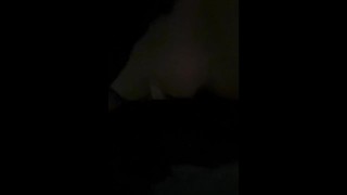 Je baise ma poupée avant de partir en vacances