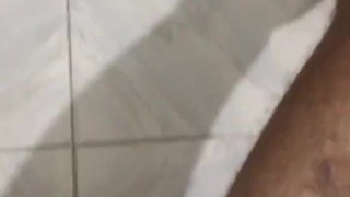 Кончил на свои загорелые ноги