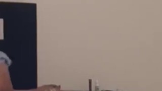 Invito al novio de mi hermana a mi casa y me folla duro mientras ella no esta